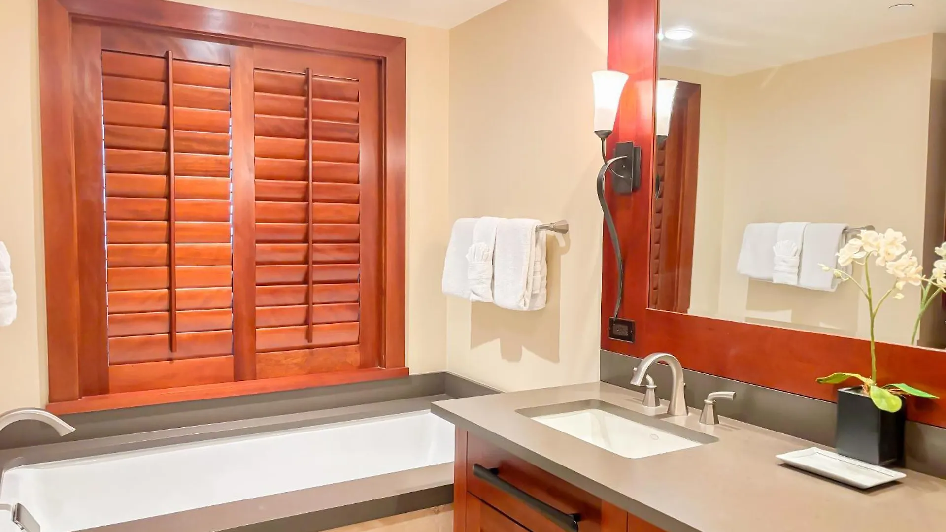 Ko Olina Beach Villas B210 - Beach Front Luxury 2Br 2Ba Condo With 1 Free Parking Kapolei
